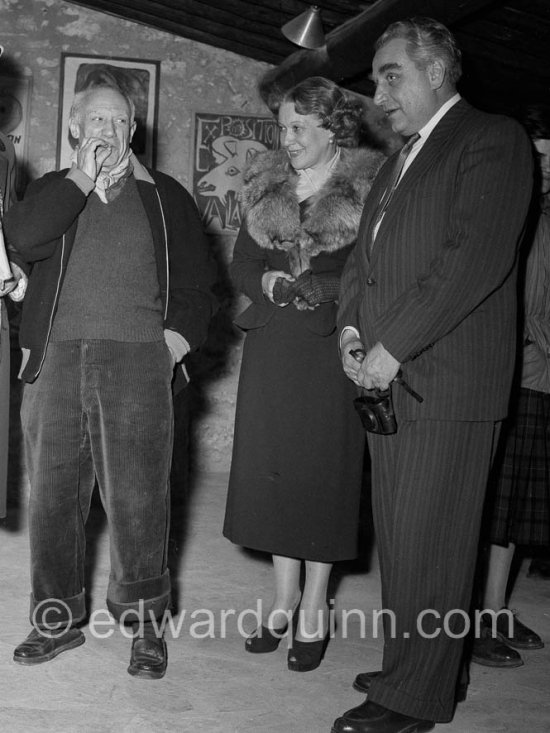 Picasso with a Sovjet Film delegation. Ljubov Orlova, Grigori Alexandrov. Galerie Madoura, Vallauris 1954. - Photo by Edward Quinn