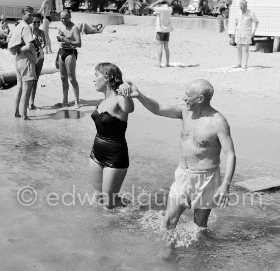 Pablo Picasso\'s daughter Maya with her father at the beach of Golfe-Juan 1954. - Photo by Edward Quinn