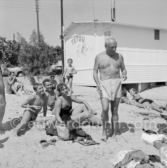 Maya Picasso, Claude Picasso, Paloma Picasso, Pablo Picasso at the beach. Restaurant Chez Tetou. Golfe-Juan 1954. - Photo by Edward Quinn