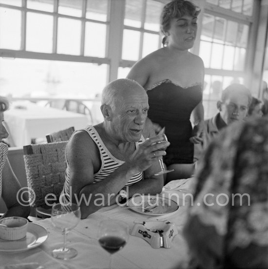 Déjeuner at restaurant Nounou. Pablo Picasso and his daughter Maya Picasso. Golfe-Juan 1954. - Photo by Edward Quinn