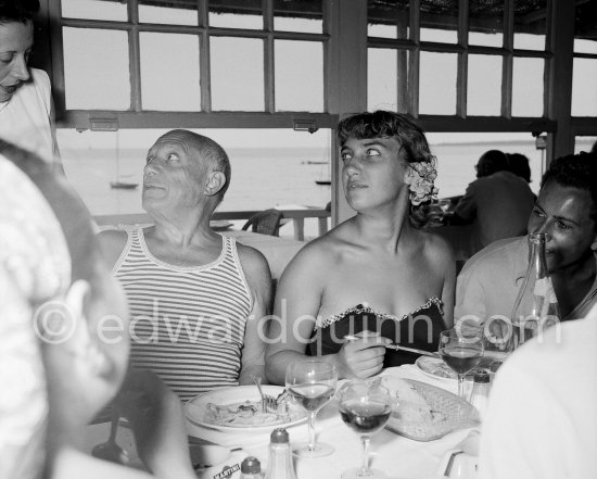 Déjeuner at restaurant Nounou. Pablo Picasso and his daughter Maya Picasso. Golfe-Juan 1954. - Photo by Edward Quinn