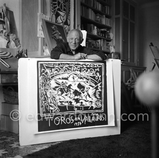 Pablo Picasso with "Toros en Vallauris 1954", a linocut printed by Hidalgo Arnéra for the bullfight in Vallauris which was organized in Pablo Picasso\'s honor. La Galloise, Vallauris 1954. - Photo by Edward Quinn