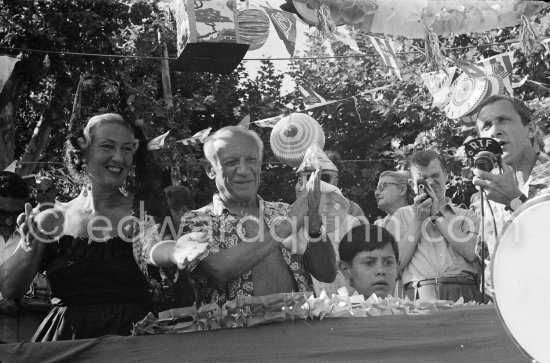 Pablo Picasso, singer Yolanda and Claude Picasso. First Corrida of Vallauris 1954. Radio interview see http://www.ina.fr/audio/P13108792 - Photo by Edward Quinn