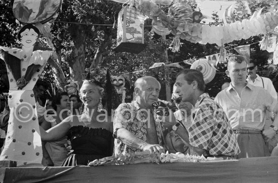 Pablo Picasso interviewed. Left: singer Yolanda. First Corrida of Vallauris, in honor of Pablo Picasso. 1954. Audio of Radio interview see http://www.ina.fr/audio/P13108792 - Photo by Edward Quinn