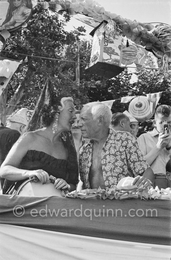 Pablo Picasso and singer Yolanda. First Corrida of Vallauris, in honor of Pablo Picasso. 1954. - Photo by Edward Quinn