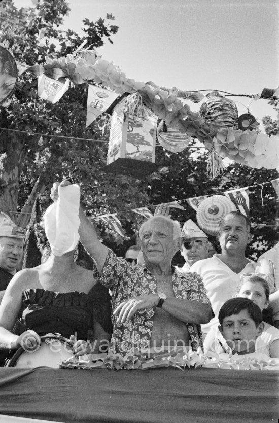 Pablo Picasso, singer Yolanda and Claude Picasso. First Corrida of Vallauris, in honor of Pablo Picasso. 1954. - Photo by Edward Quinn
