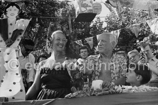Pablo Picasso, Claude Picasso and singer Yolanda. First Corrida of Vallauris 1954. - Photo by Edward Quinn