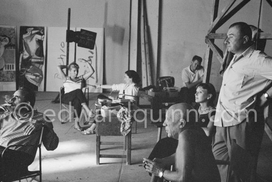 Pablo Picasso, George Henri Clouzot, Maya Picasso, Jacqueline, Chaffeur Jeannot, two not yet identified persons, during filming of "Le mystère Picasso". Nice, Studios de la Victorine, 1955. - Photo by Edward Quinn