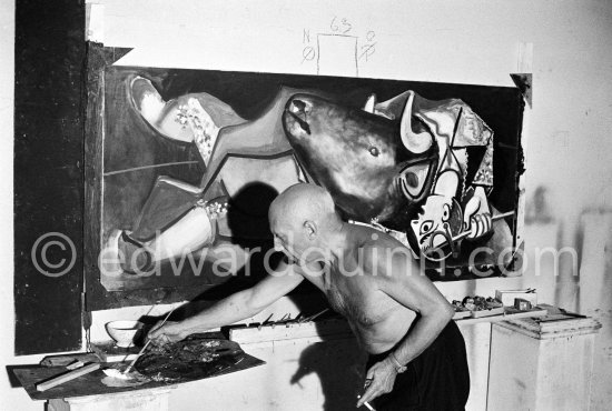 Pablo Picasso portrays a stage in the bullfight when the bullfighter is caught by the horns of the bull. During filming of "Le mystère Picasso". Nice, Studios de la Victorine, 1955. - Photo by Edward Quinn