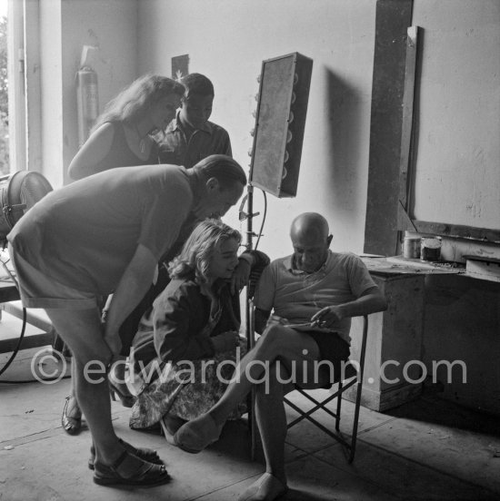 Pablo Picasso drawing during filming of "Le mystère Picasso". With Maya Picasso and visitors. Nice Studios de la Victorine), 1955. - Photo by Edward Quinn