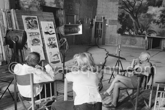 Pablo Picasso, Maya Picasso, Henri-Georges Clouzot, cameraman Renoir. "Le mystère Picasso", Nice, Studios de la Victorine 1955. - Photo by Edward Quinn