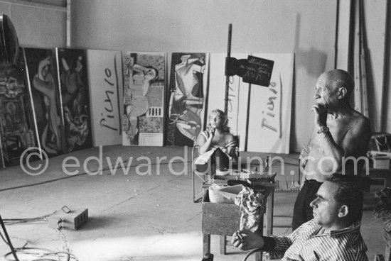 Pablo Picasso, Clouzot and Maya Picasso. The making of "La plage à la Garoupe I" for the film "Le mystère Picasso". Nice, Studios de la Victorine, 1955. - Photo by Edward Quinn