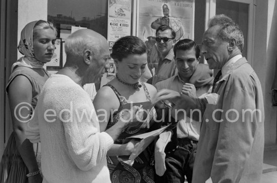Maya Picasso, Pablo Picasso, Jean Cocteau, Javier Vilató. Vallauris 11.8.1955. - Photo by Edward Quinn