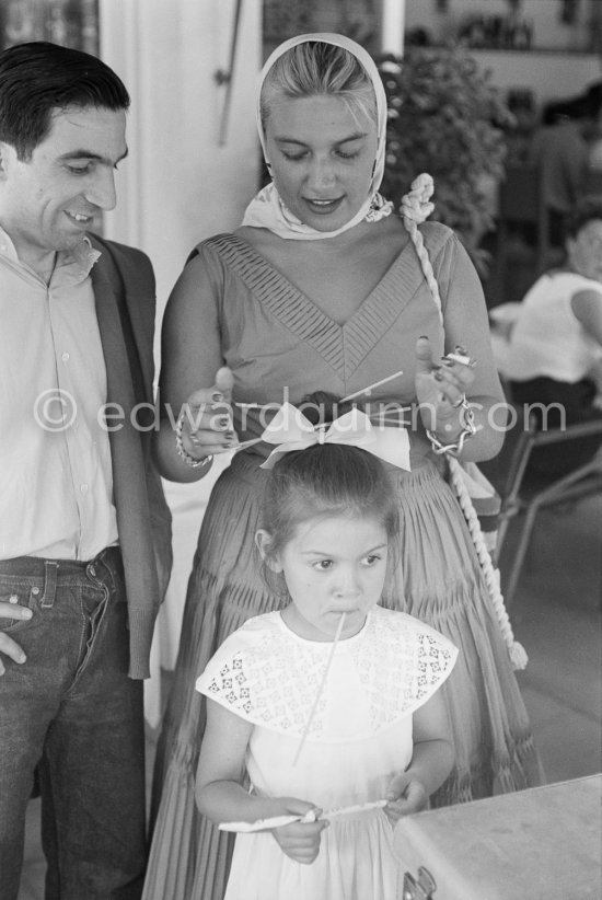 With some drinking straws Maya Picasso arranges the hairstyle of her sister Paloma Picasso. On the left Javier Vilató. Restaurant Le Vallauris, Vallauris 1955. - Photo by Edward Quinn