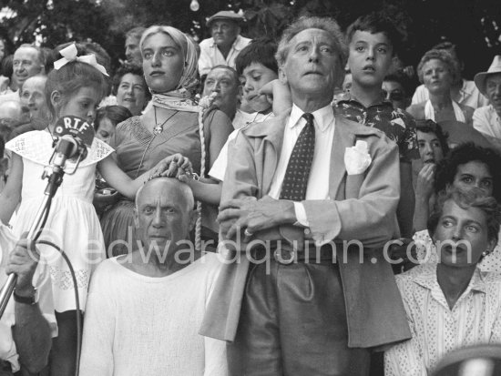 At one moment during the corrida Pablo Picasso’s three children all put their hands on their father’s head. On the right is Jean Cocteau. Vallauris 1955. Interview RTF by Roger Sadoul: http://www.ina.fr/audio/P13108794/corrida-a-Vallauris-ete-1955.-audio.html - Photo by Edward Quinn