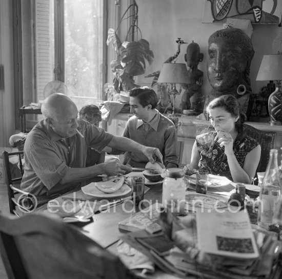 Luncheon at the dining and work table. Pablo Picasso, Jacqueline and Javier Vilató and his wife Germaine Lascaux. Jacqueline is wearing a dress with printed motifs of a Pablo Picasso work. La Californie, Cannes 1956. - Photo by Edward Quinn