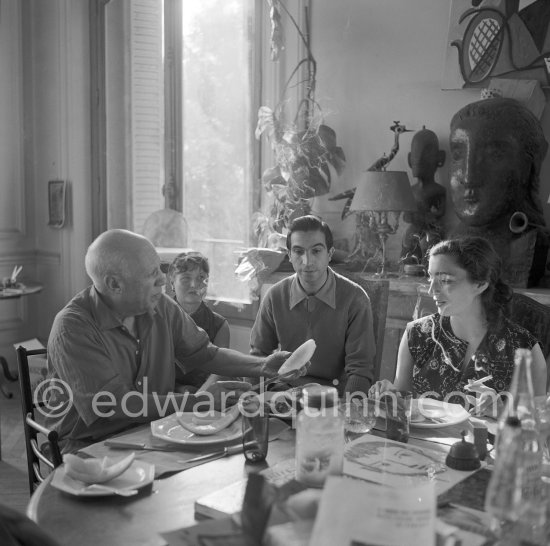 Luncheon at the dining and work table. Pablo Picasso, Jacqueline and Javier Vilató and his wife Germaine Lascaux. Jacqueline is wearing a dress with printed motifs of a Pablo Picasso work. La Californie, Cannes 1956. - Photo by Edward Quinn