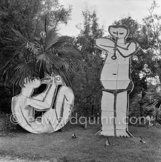 Two ceramic figures in the garden of La Californie. Pablo Picasso first cut these Figures out from sheets of plywood or cardboard then painted them. He then had the pieces made in clay on which he painted. They were fired in the kiln at the Madoura pottery in Vallauris and assembled. La Californie, Cannes 1956. - Photo by Edward Quinn