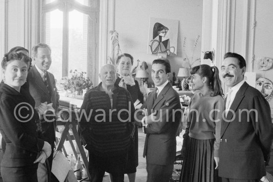 In 1956, on the occasion of his 75th birthday on 25.10., Pablo Picasso invited some friends. From left: Slavka Sapone, wife of Michele Sapone, Spanish publisher Gustavo Gili, Pablo Picasso, Anna Maria Torra Amat, wife of Spanish publisher Gustavo Gili, Javier Vilató, Aika Sapone, Michele Sapone. La Californie, Cannes 1956. - Photo by Edward Quinn
