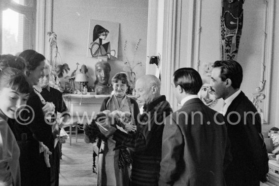 In 1956, on the occasion of his 75th birthday on 25.10., Pablo Picasso invited some friends. From left: Aika Sapone, unknown woman, Hélène Parmelin, Edouard Pignon, Germaine Lascaux, Vilató\'s wife, Pablo Picasso, Michele Sapone. La Californie, Cannes 1956. - Photo by Edward Quinn