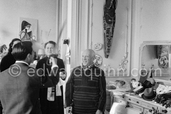 In 1956, on the occasion of his 75th birthday on 25.10., Pablo Picasso invited some friends. to his Villa La Californie in Cannes. Javier Vilató with a sabre, Anna Maria Torra Amat, wife of Spanish publisher Gustavo Gili. La Californie, Cannes 1956. - Photo by Edward Quinn