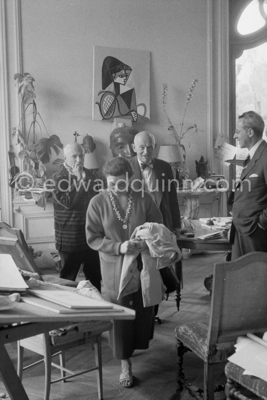 In 1956, on the occasion of his 75th birthday on 25.10., Pablo Picasso invited some friends. His art dealer friend, Daniel-Henry Kahnweiler, Gustavo Gili, his Spanish publisher and Jacqueline. La Californie, Cannes 1956. - Photo by Edward Quinn