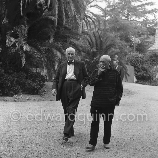 In 1956, on the occasion of his 75th birthday on 25.10., Pablo Picasso invited some friends to his Villa La Californie in Cannes. One of the guests was his art dealer friend, Daniel-Henry Kahnweiler. La Californie, Cannes 1956. - Photo by Edward Quinn