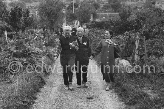 In 1956, on the occasion of his 75th birthday on 25.10., Pablo Picasso invited some friends. Here on the way to the house of Javier Vilató. Jacqueline, Hélène Parmelin. In the background Eduard Pignon, Anna Maria Torra Amat, wife of Spanish publisher Gustavo Gili, Javier Vilató. Cannes 1956. - Photo by Edward Quinn