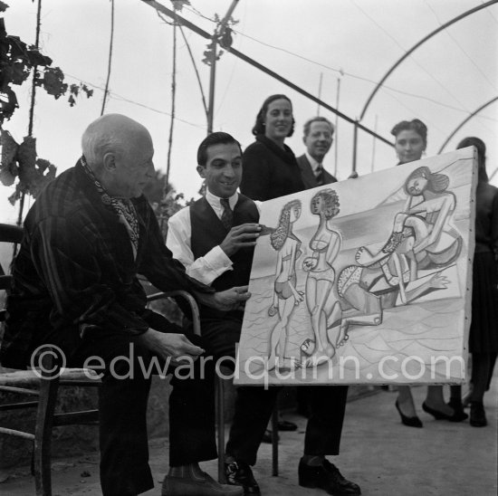 With some friends Pablo Picasso visits his nephew Javier Vilató, a painter, on the occasion of his 75th birthday 25.10.1956. Painting of Vilató. Cannes 1956. - Photo by Edward Quinn