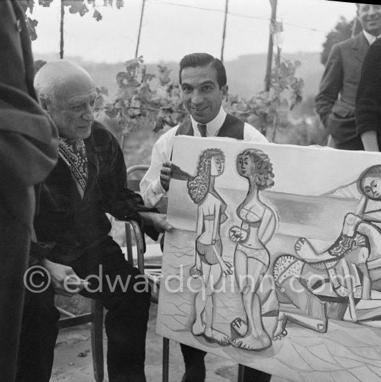 With some friends Pablo Picasso visits his nephew Javier Vilató, a painter, on the occasion of his 75th birthday 25.10.1956. Cannes 1956. - Photo by Edward Quinn