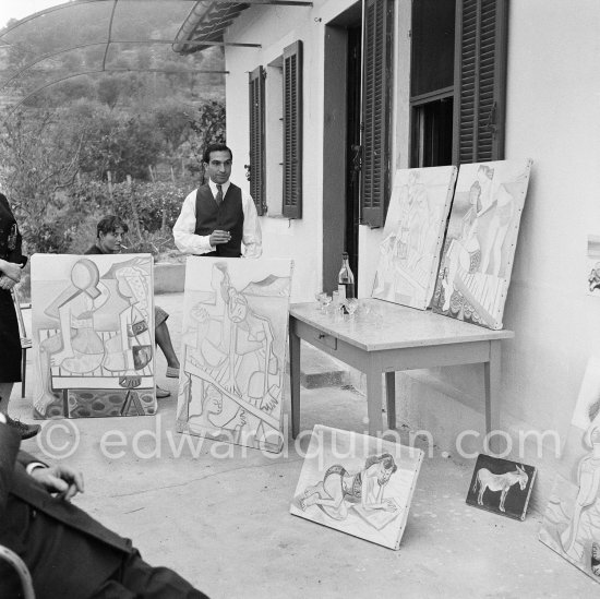With some friends Pablo Picasso visits his nephew Javier Vilató and his wife Germaine Lascaux, on the occasion of his 75th birthday 25.10.Paintings of Vilató. Cannes 1956. - Photo by Edward Quinn