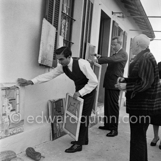 With some friends Pablo Picasso visits his nephew Javier Vilató. With publisher Gustavo Gili. Paintings of Vilató. On the occasion of Picasso\'s 75th birthday 25.10.1956. Cannes 1956. - Photo by Edward Quinn