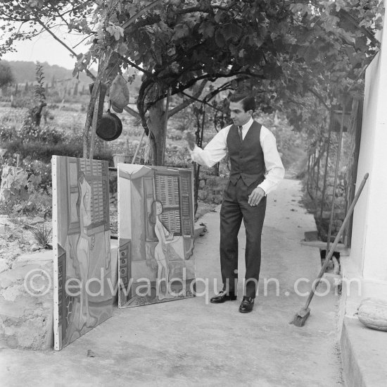 With some friends Pablo Picasso visits his nephew Javier Vilató, a painter, on the occasion of his 75th birthday 25.10. Paintings of Vilató. Cannes 1956. - Photo by Edward Quinn
