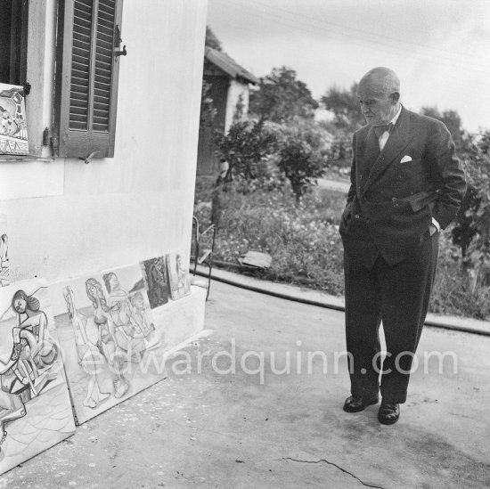 With some friends Pablo Picasso visits his nephew Javier Vilató, a painter, on the occasion of his 75th birthday 25.10.1956. One of the guests was his art dealer friend, Daniel-Henry Kahnweiler. Paintings of Vilató. Cannes 1956. - Photo by Edward Quinn