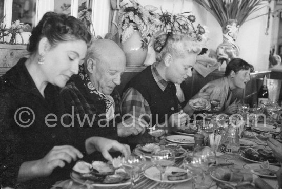 Diner at restaurant Chez Félix. On the occasion of Pablo Picasso\'s 75th birthday 25.10. Slavka Sapone, wife of Michele Sapone, Pablo Picasso, Hélène Parmelin, Germaine Lascaux, Javier Vilató\'s wife. Cannes 1956. - Photo by Edward Quinn