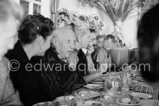 Diner at restaurant Chez Félix. On the occasion of Pablo Picasso\'s 75th birthday 25.10. Slavka Sapone, wife of Michele Sapone, Pablo Picasso, Hélène Parmelin, Michele Sapone, Germaine Lascaux, Javier Vilató\'s wife. Cannes 1956. - Photo by Edward Quinn