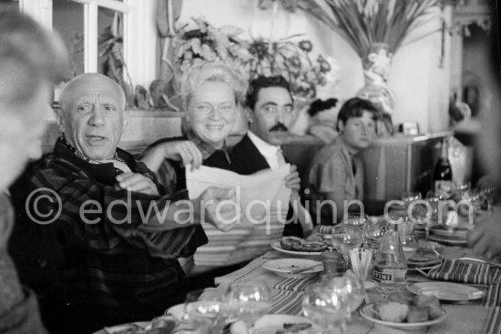 Diner at restaurant Chez Félix. On the occasion of Pablo Picasso\'s 75th birthday 25.10. Pablo Picasso, Hélène Parmelin, Michele Sapone, Germaine Lascaux, Javier Vilató\'s wife. Cannes 1956. - Photo by Edward Quinn