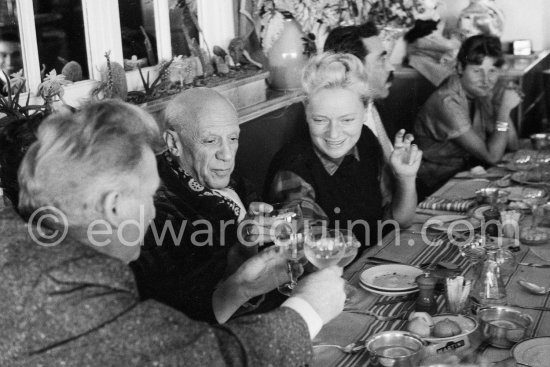 Diner at restaurant Chez Félix. On the occasion of Pablo Picasso\'s 75th birthday 25 Oct. From left Edouard Pignon, Pablo Picasso, Hélène Parmelin, his tailor Michele Sapone and Germaine Lascaux, Javier Vilató\'s wife. Cannes 1956. - Photo by Edward Quinn