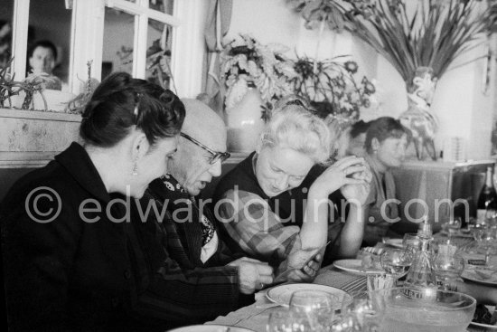 Restaurant Chez Félix. On the occasion of Pablo Picasso\'s 75th birthday 25.10. Slavka Sapone, wife of Michele Sapone, Pablo Picasso, Hélène Parmelin, Germaine Lascaux (Javier Vilató\'s wife). Cannes 1956. - Photo by Edward Quinn
