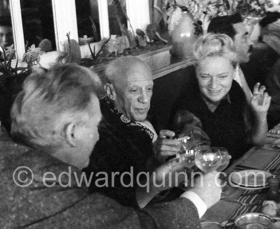 Restaurant "Chez Félix". On the occasion of Picasso\'s 75th birthday. From left Edouard Pigbnon, Picasso, Hélène Parmelin. Cannes, 25.10.1956. - Photo by Edward Quinn