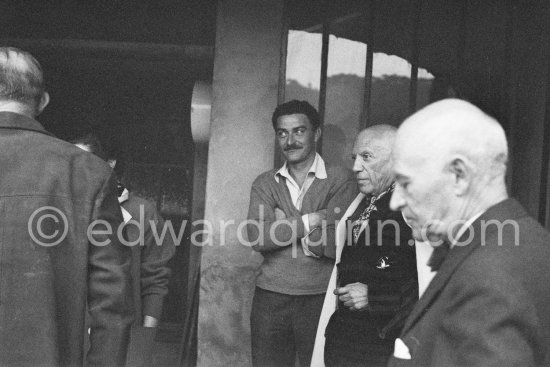 Georges Ramié, not yet identified person, Pablo Picasso, Daniel-Henry Kahnweiler. Exhibition at Madoura? On the occasion of Pablo Picasso\'s 75th birthday on 25.10. Vallauris 1956. - Photo by Edward Quinn