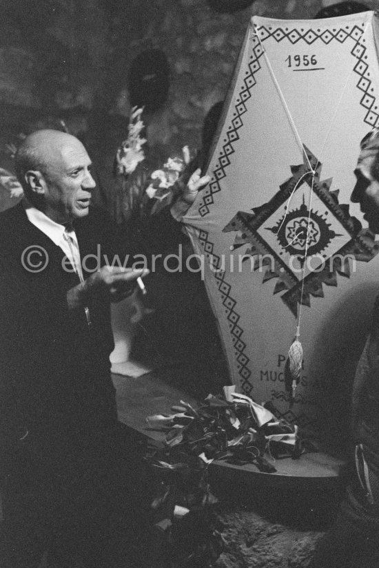 Pablo Picasso and Javier Vilató with a kite. Exhibition at Madoura. Vallauris 1956. - Photo by Edward Quinn