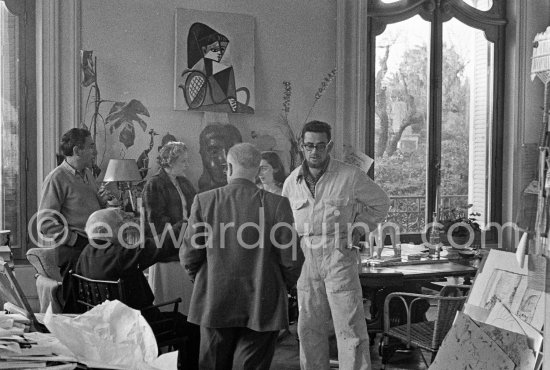 André Verdet, Pablo Picasso, Suzanne Ramié, Jaime Sabartés, Jacqueline, Jean Ramié. La Californie, Cannes 1956. - Photo by Edward Quinn