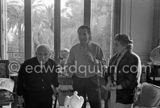 André Verdet, Pablo Picasso, Suzanne Ramié. La Californie, Cannes 1956. - Photo by Edward Quinn