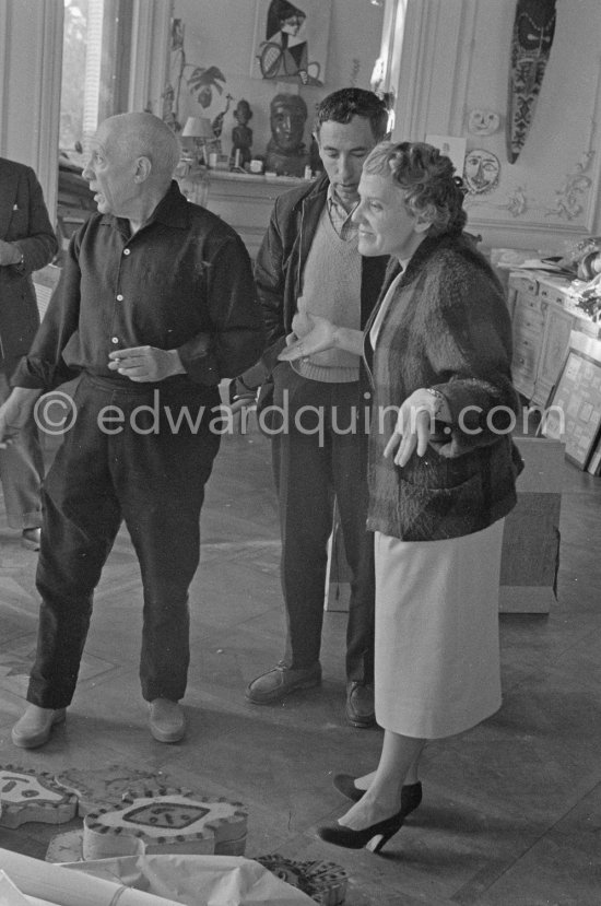 André Verdet, Pablo Picasso, Suzanne Ramié. La Californie, Cannes 1956. - Photo by Edward Quinn