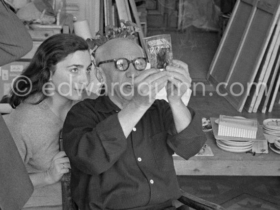 Pablo Picasso and Jacqueline viewing a slide of an artwork. La Californie, Cannes 1956. - Photo by Edward Quinn
