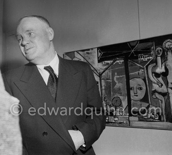 Maurice Thorez at a private viewing of Pablo Picasso\'s book illustrations in the Matarasso gallery in Nice. "Pablo Picasso. Un Demi-Siècle de Livres Illustrés". Galerie H. Matarasso. 21.12.1956-31.1.1957. Nice 1956. - Photo by Edward Quinn