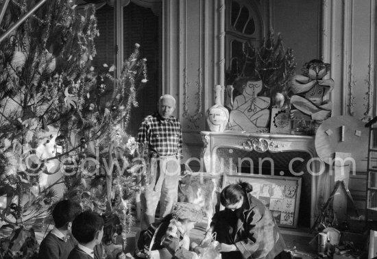 Piccaso at Christmas with Esmeralda, the goat he received from Jacqueline. Pablo Picasso, Jacqueline, Paloma Picasso, Catherine Hutin, Claude Picasso, Gérard Sassier. La Californie, Cannes 1956. - Photo by Edward Quinn