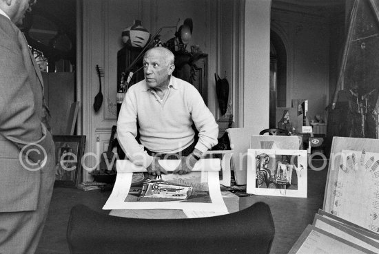 Pablo Picasso rolls "Femme dans l\'atelier", dedicated to Edward Quinn. With Jaime Sabartés. La Californie, Cannes 21.11.1957. - Photo by Edward Quinn