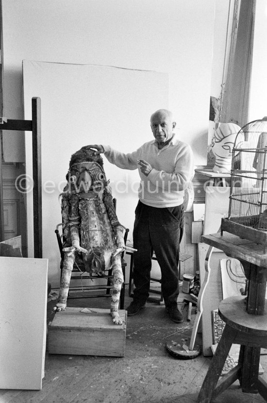 Pablo Picasso with female body mask Nevimbumbao Vanuatu, a present received from Matisse. La Californie, Cannes 1957. - Photo by Edward Quinn